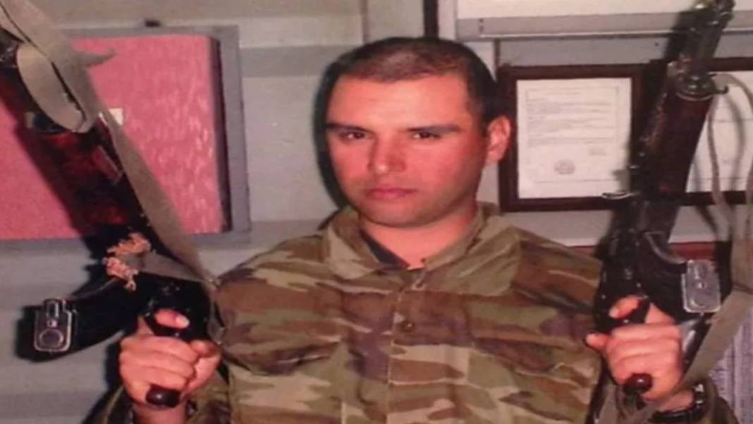 Cem Yılmaz'ın şarkıcı Ege'yle askerlik fotoğrafı sosyal medyayı salladı "babamın kazağıydı" 7